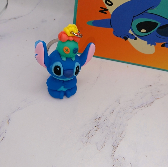 Stitch Makeup & 2 keychains NWT - Picture 3 of 11